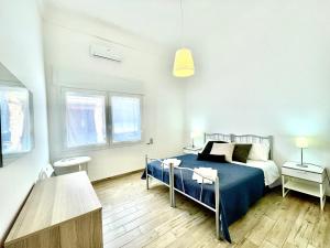 una camera con un letto e un tavolo e due finestre di Villa vista mare con giardino e parcheggio a Nardò