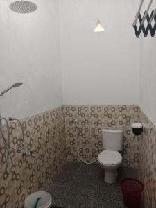 RiungにあるSangrila Mentos Riungのバスルーム(トイレ、シャワー付)