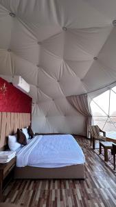 Säng eller sängar i ett rum på Wadi Rum desert magic