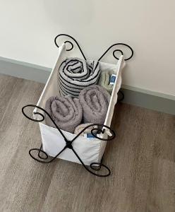 un carro lleno de toallas en el suelo en Luxury 1 Bed City Centre Apartment with Free Wifi & Breakfast, en Liverpool