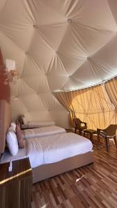 Een bed of bedden in een kamer bij Wadi Rum desert magic