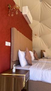 Кровать или кровати в номере Wadi Rum desert magic