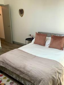 1 cama grande con 2 almohadas encima en Luxury 1 Bed City Centre Apartment with Free Wifi & Breakfast en Liverpool