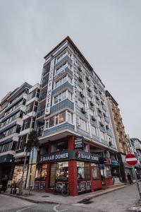 un gran edificio en una calle de la ciudad con una tienda en Samsun Charme Hotel en Samsun