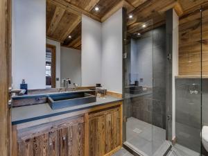 y baño con lavabo y ducha. en Appartement Val-d'Isère, 5 pièces, 8 personnes - FR-1-567-98, en Val dʼIsère