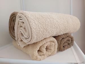 a pile of towels sitting on a shelf in a bathroom at Casa Juana Michibert in Daimiel