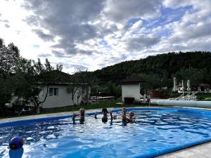 eine Gruppe von Kindern, die im Pool spielen in der Unterkunft Guest House By The River in Stevrek