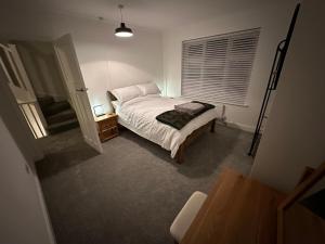 Giường trong phòng chung tại Beautiful 4 Bedroom House Free Parking