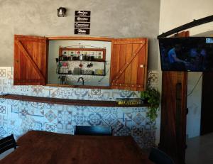 casa condomínio próximo à praia في كاراغواتاتوبا: غرفة طعام مع طاولة ومرآة
