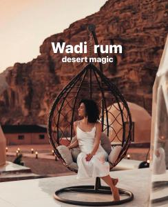 una mujer sentada en una silla redonda en el desierto en Wadi Rum desert magic, en Wadi Rum