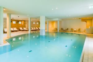 a large swimming pool in a hotel lobby at Hotel Riesberghof in Lindberg