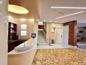sala de estar con escalera y vestíbulo en Park Hotel Castello, en Finale Ligure