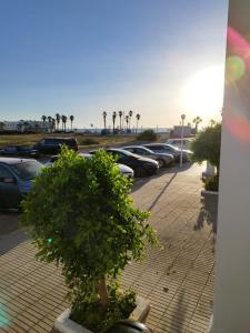un grupo de coches estacionados en un estacionamiento en Cosy appartement Front de mer - Marina Studio, en Marina Smir