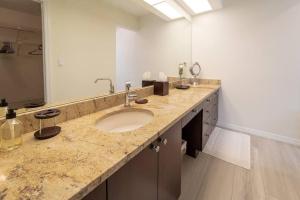 Fotografie z fotogalerie ubytování ELEVATED 342 - Sunny Waterfront Pool and Spa 3 Bed home v destinaci Marco Island