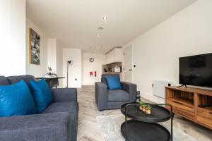 uma sala de estar com um sofá e uma televisão em Lovely 1 Bedroom Apartment in Central Sheffield em Sheffield