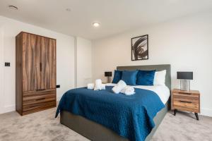 um quarto com uma cama e um armário de madeira em Lovely 1 Bedroom Apartment in Central Sheffield em Sheffield