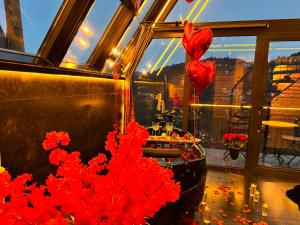a room with red flowers in front of a window at RizeHayatburdabungalov in Ardeşen