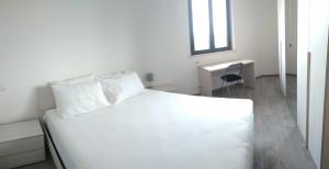 a white bed in a white room with a window at Viamediterraneo392 Casa Vacanze in Petacciato