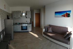 a living room with a couch and a kitchen at Viamediterraneo392 Casa Vacanze in Petacciato