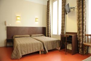 Gallery image of Hotel de Milan in Paris +1 photo