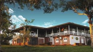 Manacapuru的住宿－AMAZON PARADISE HOTEL，房屋的顶部设有阳台