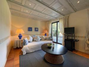 - un salon avec un lit et une table dans l'établissement Ristorante Stazione da Agnese & Adriana, à Intragna
