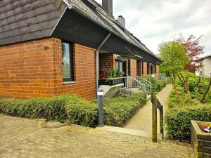 een stenen huis met een loopbrug ervoor bij Design Apartment Grünwald große Wohnung auf 2 Etagen in Hahnenklee-Bockswiese