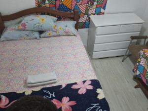 um quarto com uma cama e uma cómoda em Hostel & Pousada UFPE INN no Recife