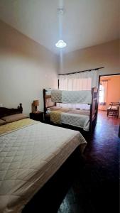 een slaapkamer met 2 bedden in een kamer bij Hosteria Tumbaya in Tumbaya