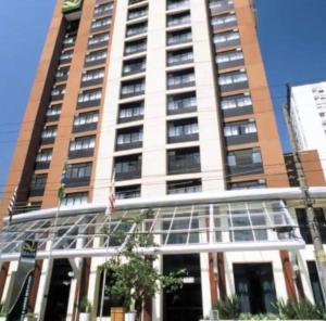 聖保羅的住宿－Hotel Live Logde Vila Mariana Pq Ibirapuera UH-511，一座高大的建筑,上面有钟