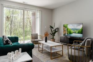 sala de estar con sofá y TV en Corporate Housing by MGM, en Gurnee