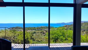 widok na ocean z okna domu w obiekcie maison-a-sulana-palombaggia w mieście Porto-Vecchio
