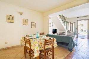 - une salle à manger avec une table et des chaises dans l'établissement Casa Grande, à Tortolì