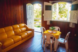Manacapuru的住宿－AMAZON PARADISE HOTEL，客厅配有沙发和桌子