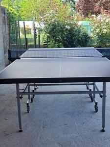 una mesa de ping pong en la parte superior de una acera en le chemin des Bérands chambres d'hôtes Renaison en Renaison