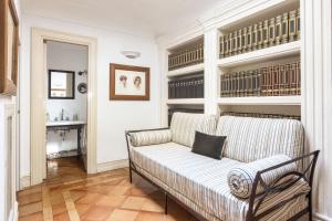 索倫托的住宿－Villa Gallone，客厅配有沙发和带书籍的书架