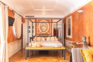 Villa Gallone في سورينتو: غرفة نوم بها سرير مظلة مع دبتين عليها
