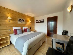 a hotel room with a bed and a desk and a desk at Chalet Le Panoramique in Mizoën