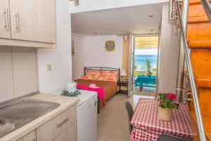 Kuchyň nebo kuchyňský kout v ubytování Spiros and Polyxeni Apartments Afionas
