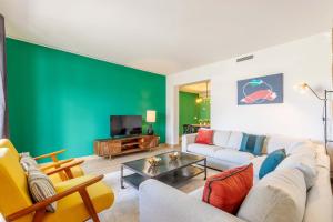 a living room with a couch and a green wall at Apartamento Metropolitano IV en Madrid in Madrid