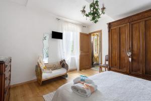 1 dormitorio con 1 cama, 1 silla y TV en Da Rita- tra Lerici e le 5 terre, en Pitelli