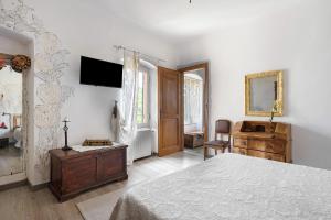1 dormitorio con 1 cama, vestidor y TV en Da Rita- tra Lerici e le 5 terre, en Pitelli