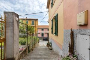 un pequeño callejón entre dos edificios en una ciudad en Da Rita- tra Lerici e le 5 terre, en Pitelli