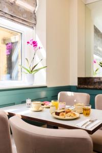 Una mesa con dos platos de comida encima. en Blandford Hotel, en Londres