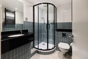 Un baño con ducha, inodoro y lavabo. en Blandford Hotel, en Londres 41 fotos más