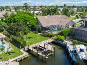 eine Luftansicht eines Hauses mit Yachthafen in der Unterkunft ELEVATED 106 - Spacious 3 Bedroom Waterside Pool Home in Marco Island