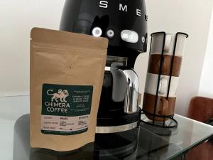 eine Schachtel chinesischen Kaffee auf einem Tisch in der Unterkunft West Market Square, Coffee Shop, Fast Wifi, Downtown Room # 103 in Bangor + 9 Fotos