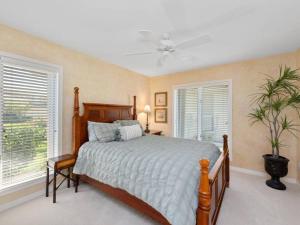 ein Schlafzimmer mit einem Bett und zwei Fenstern in der Unterkunft ELEVATED 106 - Spacious 3 Bedroom Waterside Pool Home in Marco Island + 8 Fotos