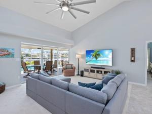 ein Wohnzimmer mit Sofa und Flachbildfernseher in der Unterkunft ELEVATED 106 - Spacious 3 Bedroom Waterside Pool Home in Marco Island