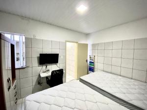 Ένα ή περισσότερα κρεβάτια σε δωμάτιο στο 205 Kitnet no Centro a 700m da Rodoviária